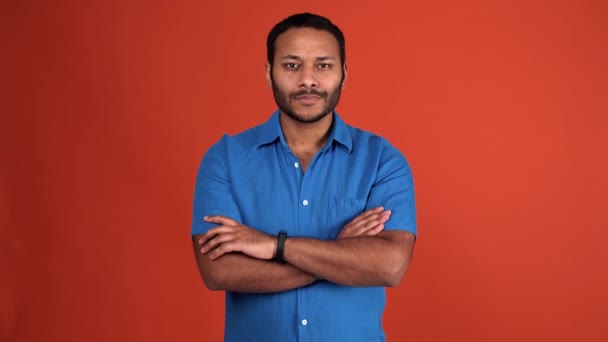 Selvsikker Indisk Mann Blå Skjorte Uenig Noe Det Oransje Studioet – stockvideo