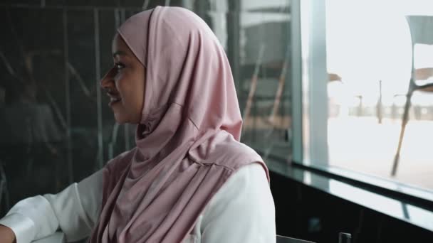 Femme Musulmane Positive Portant Hijab Parlant Dans Bureau — Video