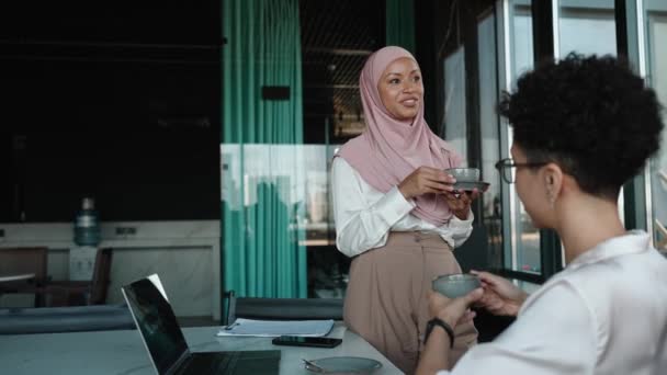 Dvě Šťastné Multietnické Muslimky Afričanky Mluví Pijí Kávu Kanceláři — Stock video