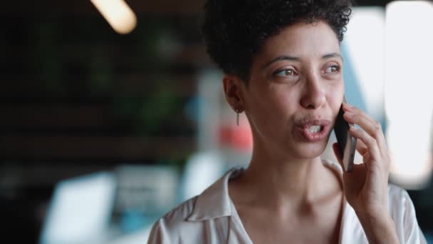 Plăcut African Creț Femeie Păr Vorbind Mobil Cafenea — Videoclip de stoc