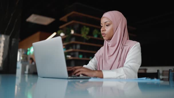 Femme Musulmane Sérieuse Travaillant Avec Document Papier Ordinateur Portable Dans — Video