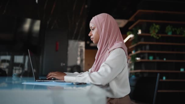 在办公室用笔记本电脑工作的漂亮的非洲穆斯林妇女 — 图库视频影像
