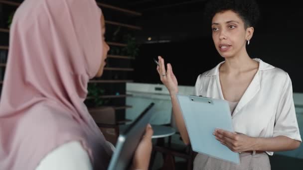 Дві Дружні Багатоетнічні Мусульманки Африканки Які Розмовляють Офісі — стокове відео