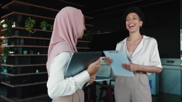 Smějící Multietnické Muslimky Afričanky Mluvící Kanceláři — Stock video