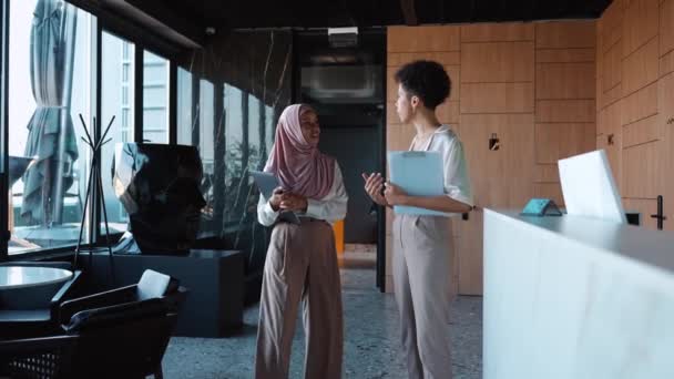 Happy Multi Etnické Muslimské Africké Ženy Mluví Chodí Kavárně — Stock video