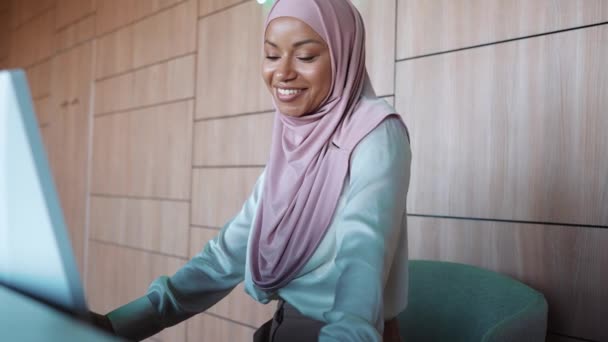 可爱的穆斯林妇女接待员站在酒店的前台 — 图库视频影像