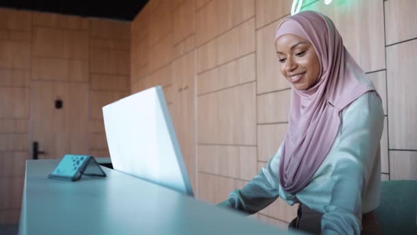 Resepsionis Wanita Muslim Tersenyum Berdiri Meja Depan Hotel — Stok Video
