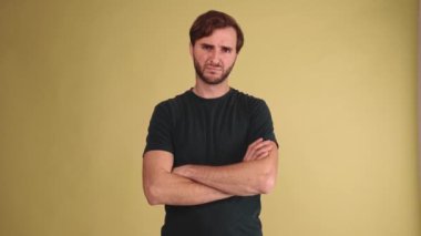 Sarı stüdyodaki kameraya bakan esmer adamı gücendirdi.