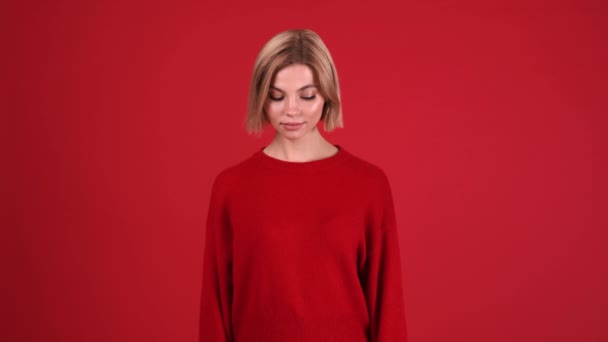 Mujer Rubia Sonriente Con Suéter Rojo Mirando Cámara Estudio Rojo — Vídeos de Stock