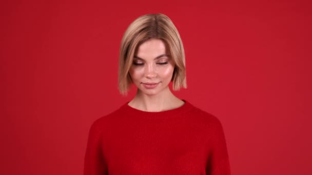 Wesoła Blondynka Czerwonym Swetrze Patrząca Kamerę Czerwonym Studiu — Wideo stockowe