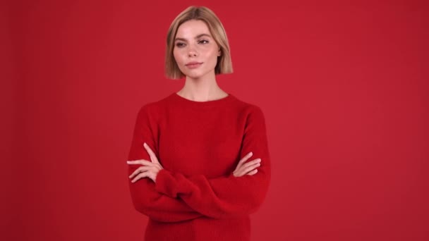 Wanita Pirang Yang Bahagia Mengenakan Sweater Merah Setuju Dengan Sesuatu — Stok Video