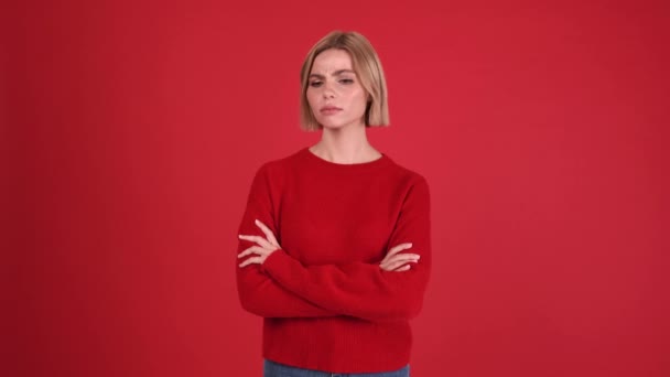 Σκεπτική Ξανθιά Γυναίκα Που Φοράει Κόκκινο Πουλόβερ Διαφωνεί Κάτι Στο — Αρχείο Βίντεο