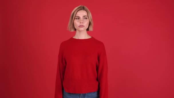 Femme Blonde Surprise Portant Pull Rouge Agitant Main Caméra Dans — Video