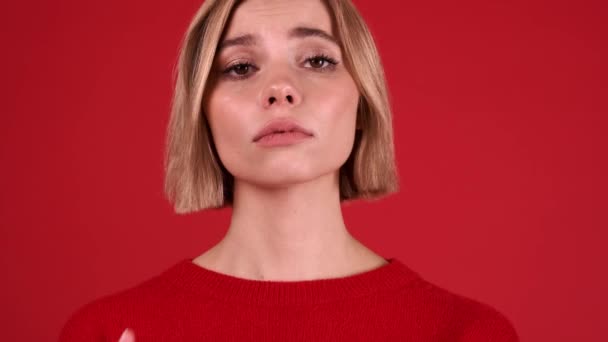 Θλιβερή Ξανθιά Γυναίκα Που Φοράει Κόκκινο Πουλόβερ Κοιτάζοντας Γύρω Στο — Αρχείο Βίντεο