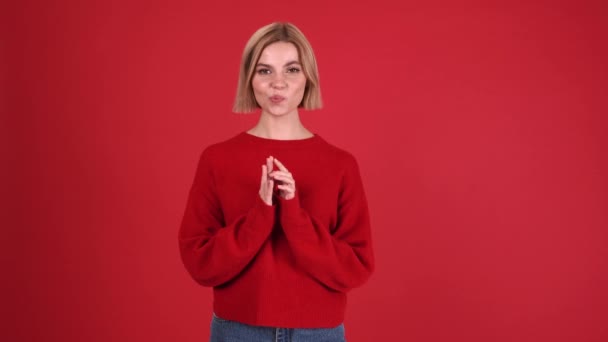 Mujer Rubia Positiva Mostrando Gesto Silencio Cámara Estudio Rojo — Vídeos de Stock