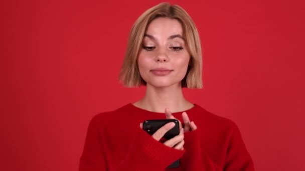 Χαρούμενη Ξανθιά Γυναίκα Που Φοράει Κόκκινο Πουλόβερ Και Μιλάει Βιντεοκλήση — Αρχείο Βίντεο