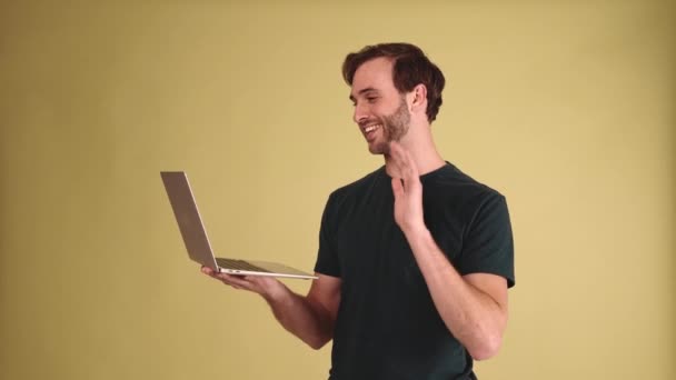 Pozytywny Brunet Człowiek Mówi Przez Wideo Rozmowy Laptopie Żółty Studio — Wideo stockowe