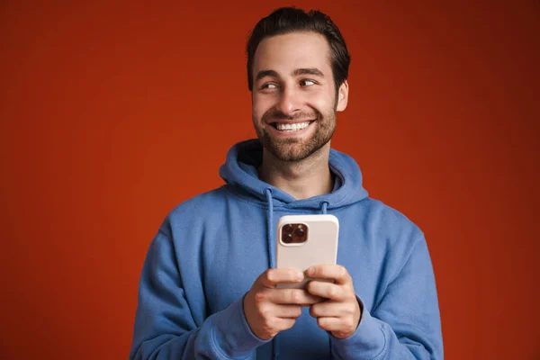 Jovem Homem Cerda Vestindo Capuz Sorrindo Usar Telefone Celular Isolado — Fotografia de Stock
