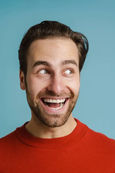 Junger Borstenmann Rotem Pullover Lächelt Und Schaut Vereinzelt Zur Seite — Stockfoto