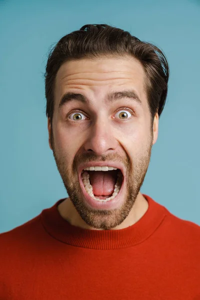 Junger Schockierter Mann Rotem Pullover Schreit Kamera Vor Blauem Hintergrund — Stockfoto