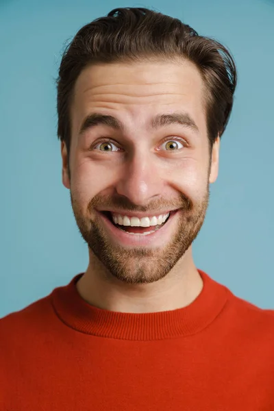 Junger Borstenmann Rotem Pullover Lächelt Und Blickt Vereinzelt Die Kamera — Stockfoto