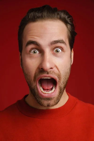 Young Bristle Man Expressing Surprise While Screaming Camera Isolated Red — Stock Photo, Image