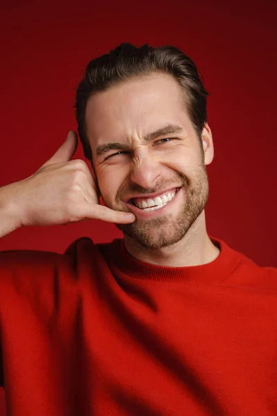 Νέοι Bristle Άνθρωπος Φορώντας Πουλόβερ Χαμογελώντας Και Κάνοντας Χειρονομία Ακουστικό — Φωτογραφία Αρχείου