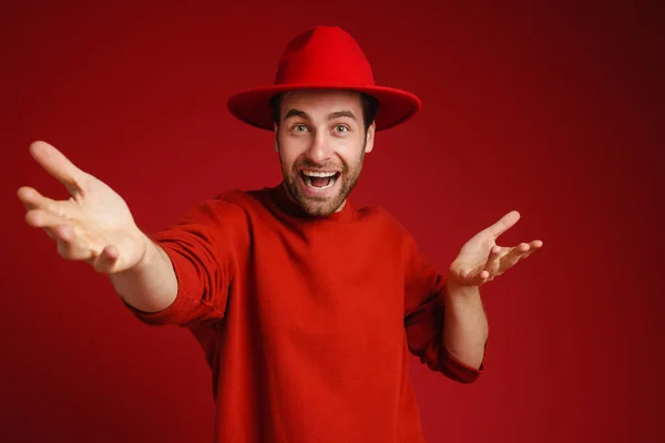 Young White Man Wearing Hut Expressing Surprise Camera Isolated Red — Stock Photo, Image