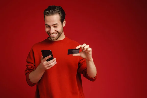 Hombre Cerda Joven Sonriendo Mientras Utiliza Teléfono Móvil Tarjeta Crédito — Foto de Stock