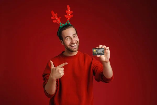 Joven Hombre Sonriente Con Cuernos Venado Navidad Apuntando Con Dedo —  Fotos de Stock