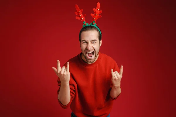 Fiatal Férfi Visel Karácsonyi Szarvas Szarv Sikoltozik Miközben Gesztikulál Elszigetelt — Stock Fotó