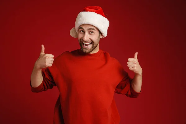 Mladý Bílý Muž Nosí Santa Klobouk Úsměvem Ukazující Palce Nahoru — Stock fotografie