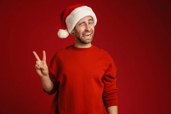 Ung Vit Man Bär Santa Hatt Gör Narr Medan Gester — Stockfoto