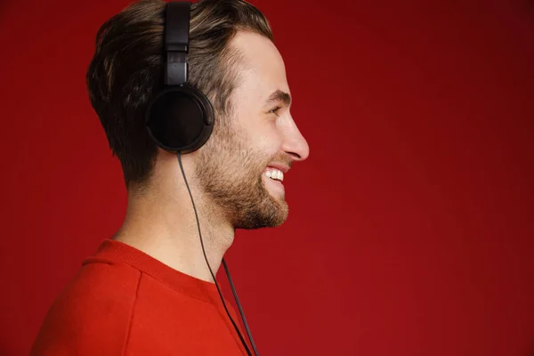 Jonge Blanke Man Glimlachen Tijdens Het Luisteren Muziek Met Koptelefoon — Stockfoto