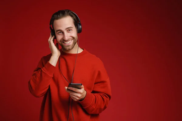 Jeune Homme Blanc Souriant Tout Écoutant Musique Avec Téléphone Cellulaire — Photo