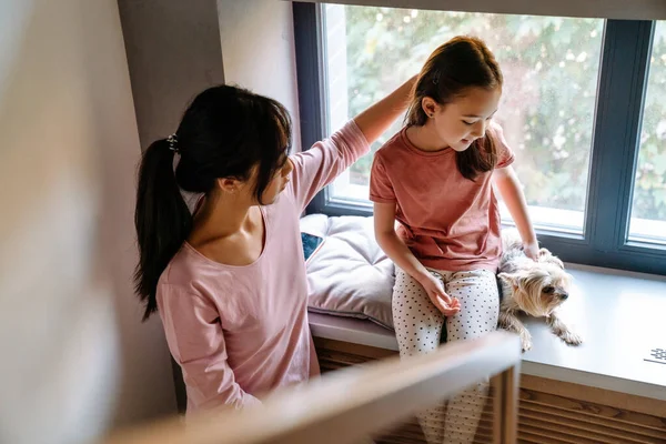Дівчинка Азії Яка Гладить Свого Собаку Під Час Перебування Вдома — стокове фото