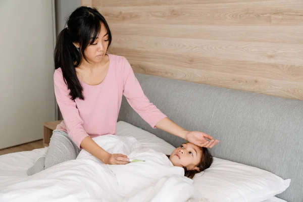 Asian Woman Taking Care Her Daughter Flu Home — Foto de Stock