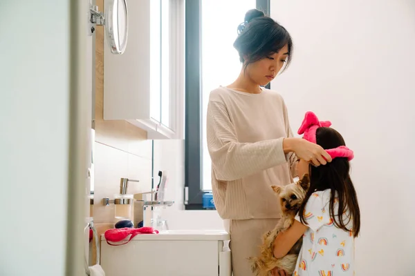 Asian Mother Wearing Headband Her Daughter Bathroom Home — Fotografia de Stock