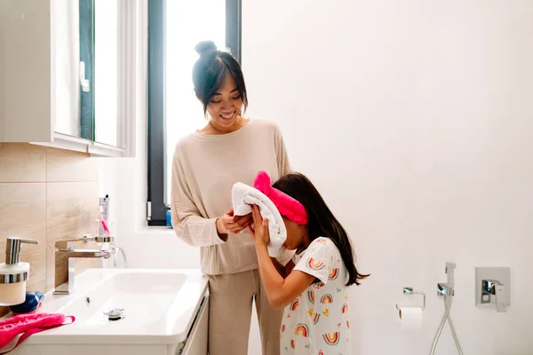 Asian Girl Wearing Headband Washing Mother Bathroom Home — Fotografia de Stock