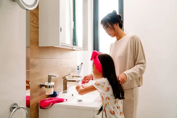 Asian Girl Brushing Her Teeth Mother Bathroom Home — Fotografia de Stock