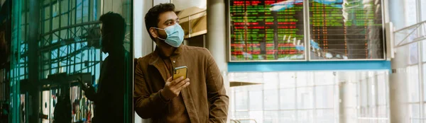 Indisk Mann Med Ansiktsmaske Ved Hjelp Mobiltelefon Togstasjonen Innendørs – stockfoto
