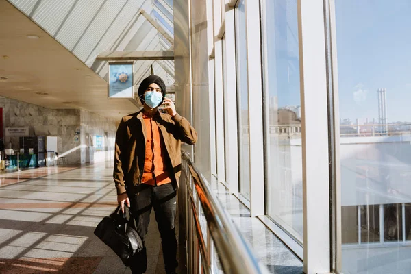 Indischer Mann Mit Gesichtsmaske Telefoniert Auf Flughafen Innenräumen — Stockfoto