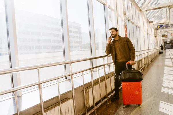 Індійський Бородатий Чоловік Розмовляє Мобільному Телефону Вокзалі Приміщенні — стокове фото