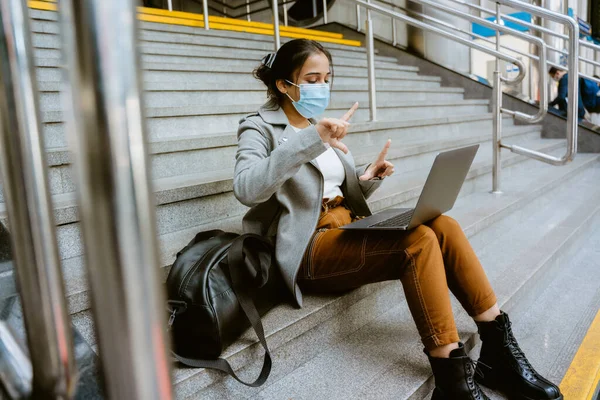 Mulher Indiana Usando Máscara Facial Trabalhando Com Laptop Estação Trem — Fotografia de Stock