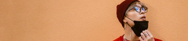 Asiatischer Junge Mit Gesichtsmaske Und Brille Steht Draußen Der Wand — Stockfoto