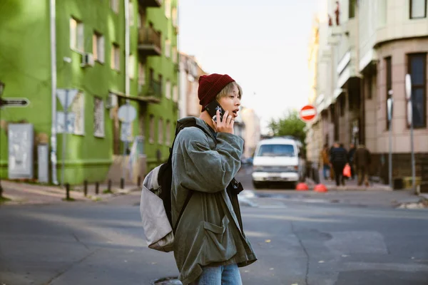 Asiatisk Gutt Som Uttrykker Overraskelse Mens Han Snakker Mobiltelefon City – stockfoto