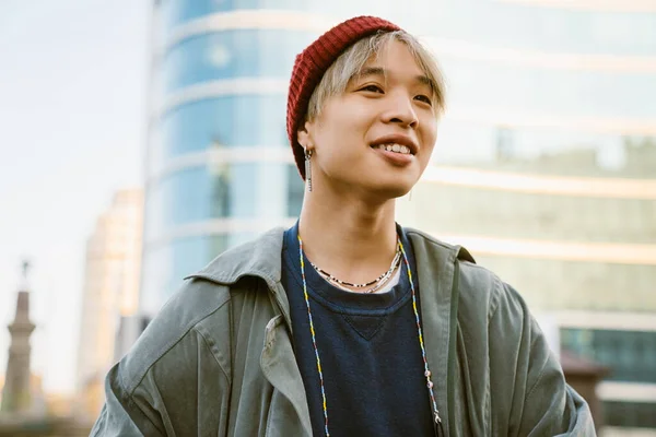 Asiatischer Junge Mit Hut Lacht Beim Spazierengehen Auf Der Straße — Stockfoto