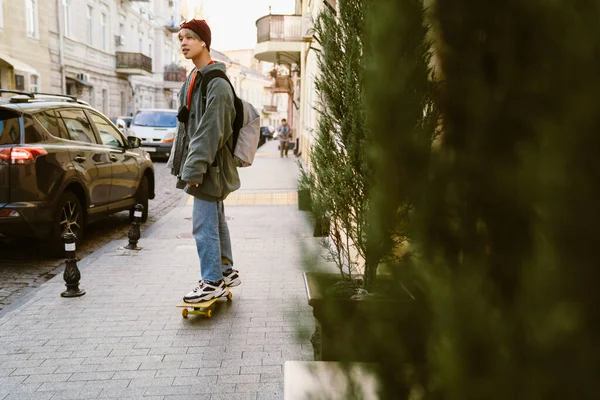 Asiatisk Gutt Lytter Til Musikk Mens Han Skater City Street – stockfoto