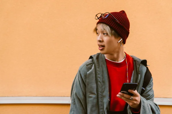 Asiático Menino Usando Chapéu Usando Telefone Celular Fones Ouvido Rua — Fotografia de Stock