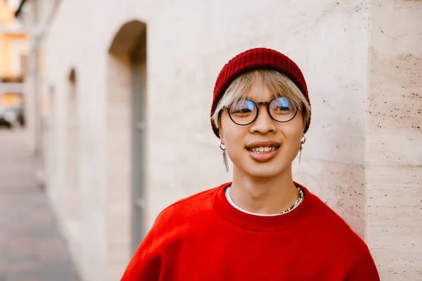 Asijské Chlapec Nosí Brýle Úsměvem Zatímco Stojí Ulici — Stock fotografie